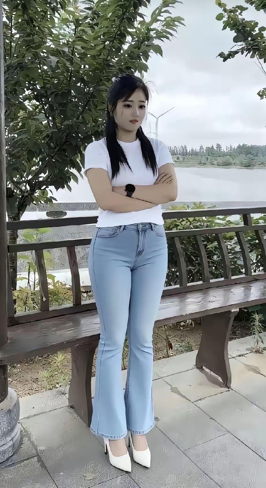 说起农村的只是没有城市人的打扮！如果农村的姑娘打扮起来在公司里办公室坐着来绝对不