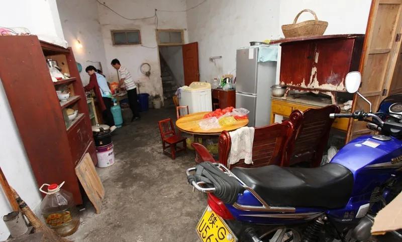 俩口子由于家庭琐事，离婚已有两年之久，近期又重新走到了一块儿，打算复婚。不过，女