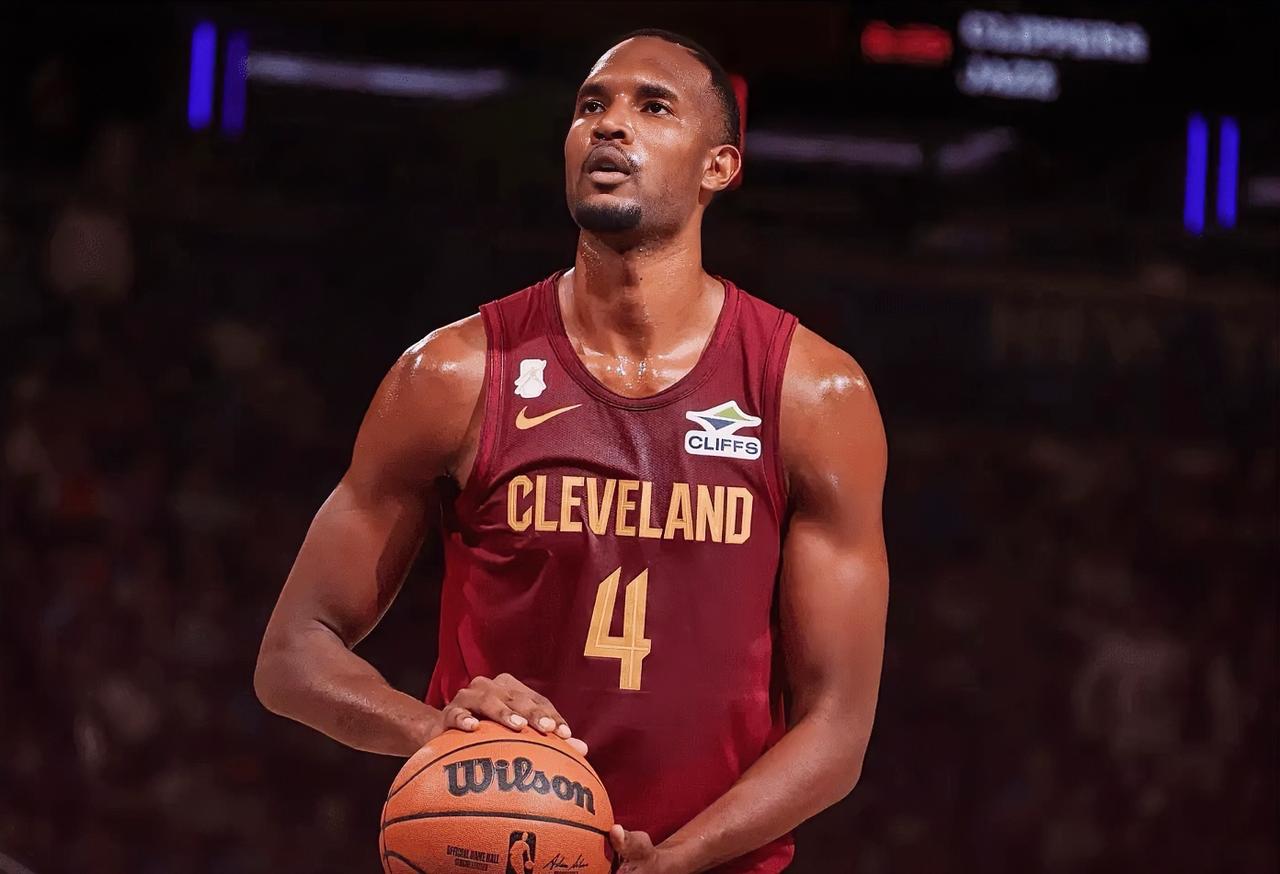 莫布里：本赛季的开局不如上赛季，但我们会强势收官的。米切尔：别老想那么多，你要