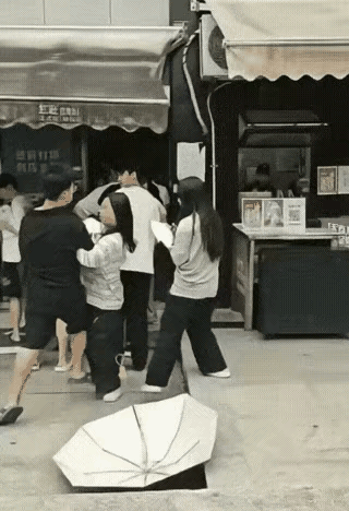 公共场合，男子轻声提醒：“你的雨伞碰到我了。”​没有辱骂，没有挑衅，只是一句普
