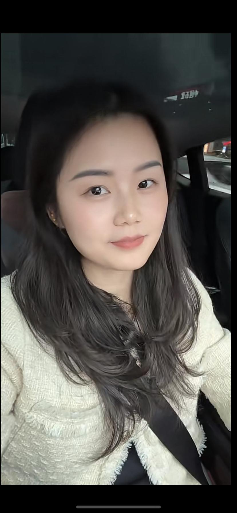 元气满满的一天，从车里的自拍开始！😊🚗💄