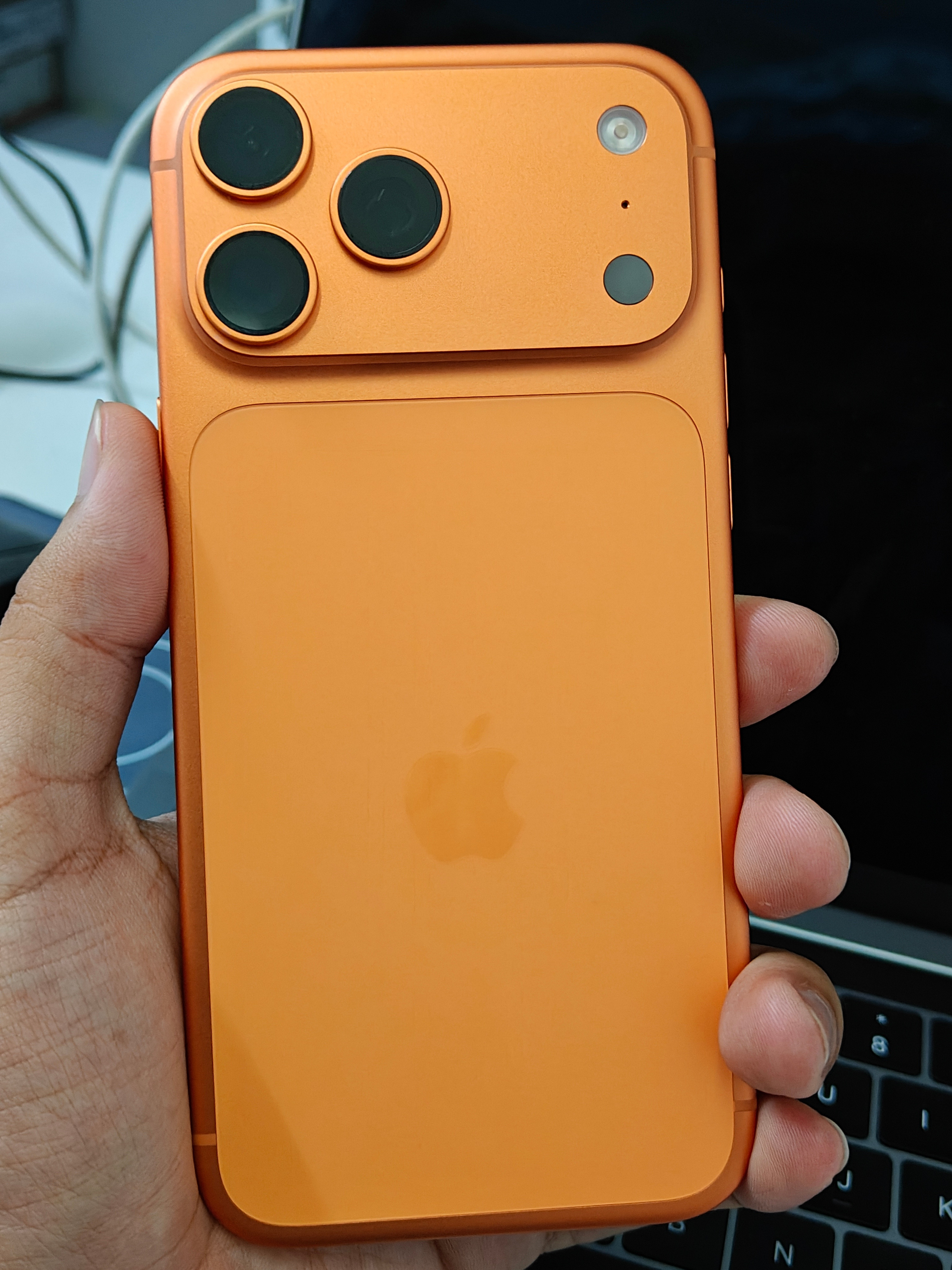 网友发的橙色/蓝色iPhone17ProMax上手图，反正对我来说，这背面确实