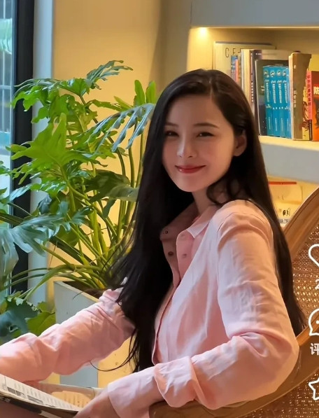 张颖颖海南房子内外景曝光，鸟语花香，挺漂亮的。张颖颖被爆在3月已带一家8口人搬