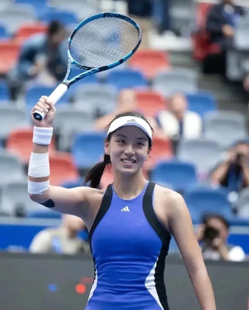 昨天WTA500柏林站第二圈，王美人两盘6:3轻取对手，全程冷静到爆表。高芙发球