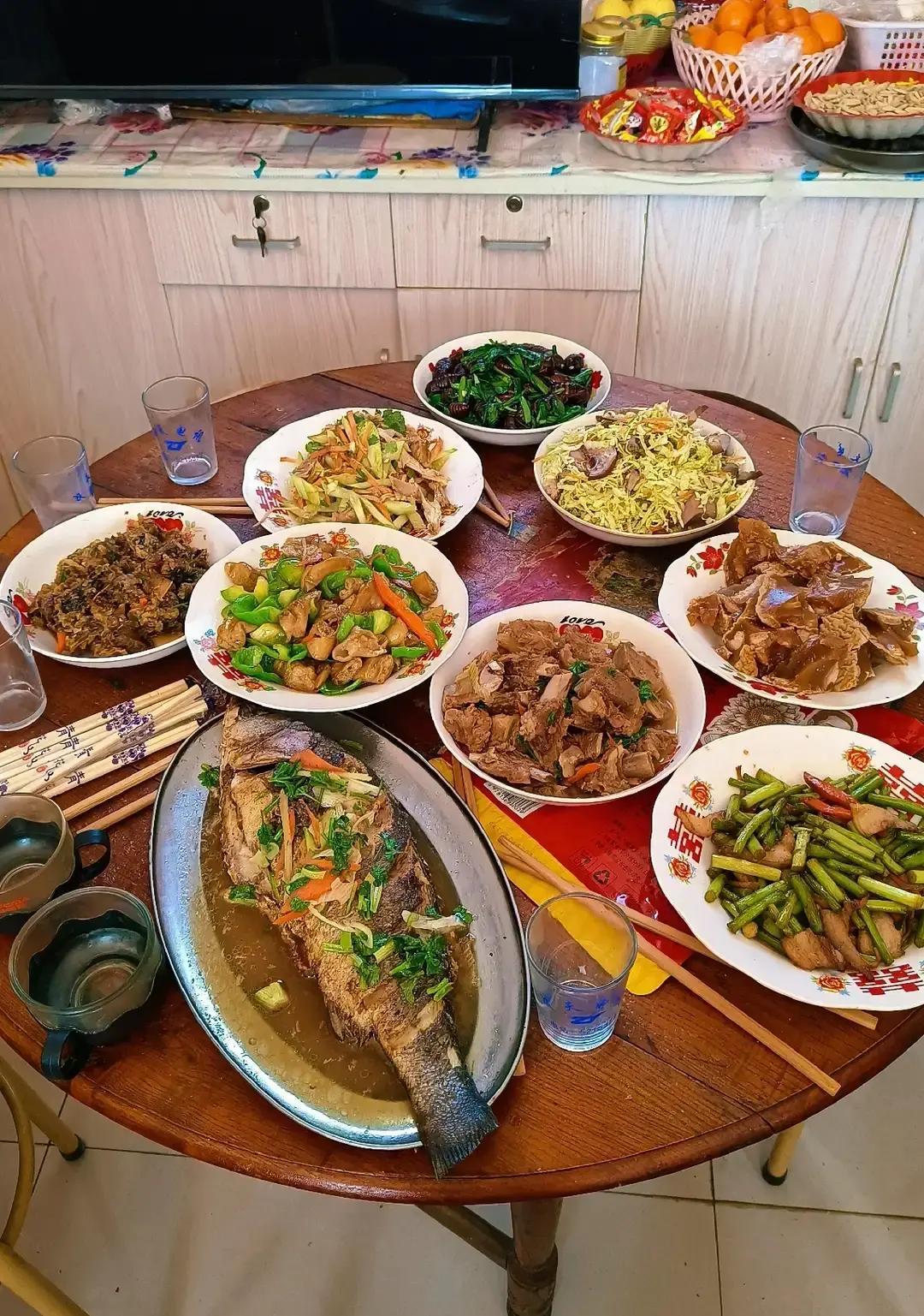 刷到个帖子说大年初二回娘家，女儿拎了2000块红包加一堆营养品，结果老妈当面把钱