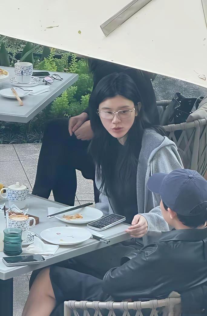 路人镜头里的奚梦瑶状态真好！戴着眼镜看起来好斯文。
