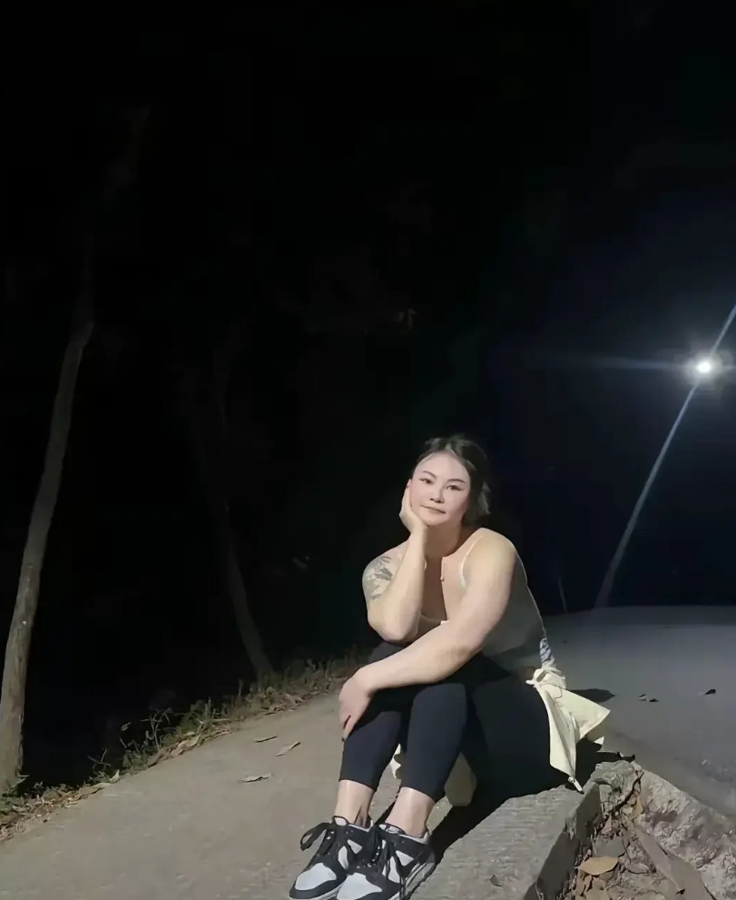 广东广州，有一名男子跟朋友周末去白云山爬山，他们来到了山顶游玩，欣赏着白云山美丽