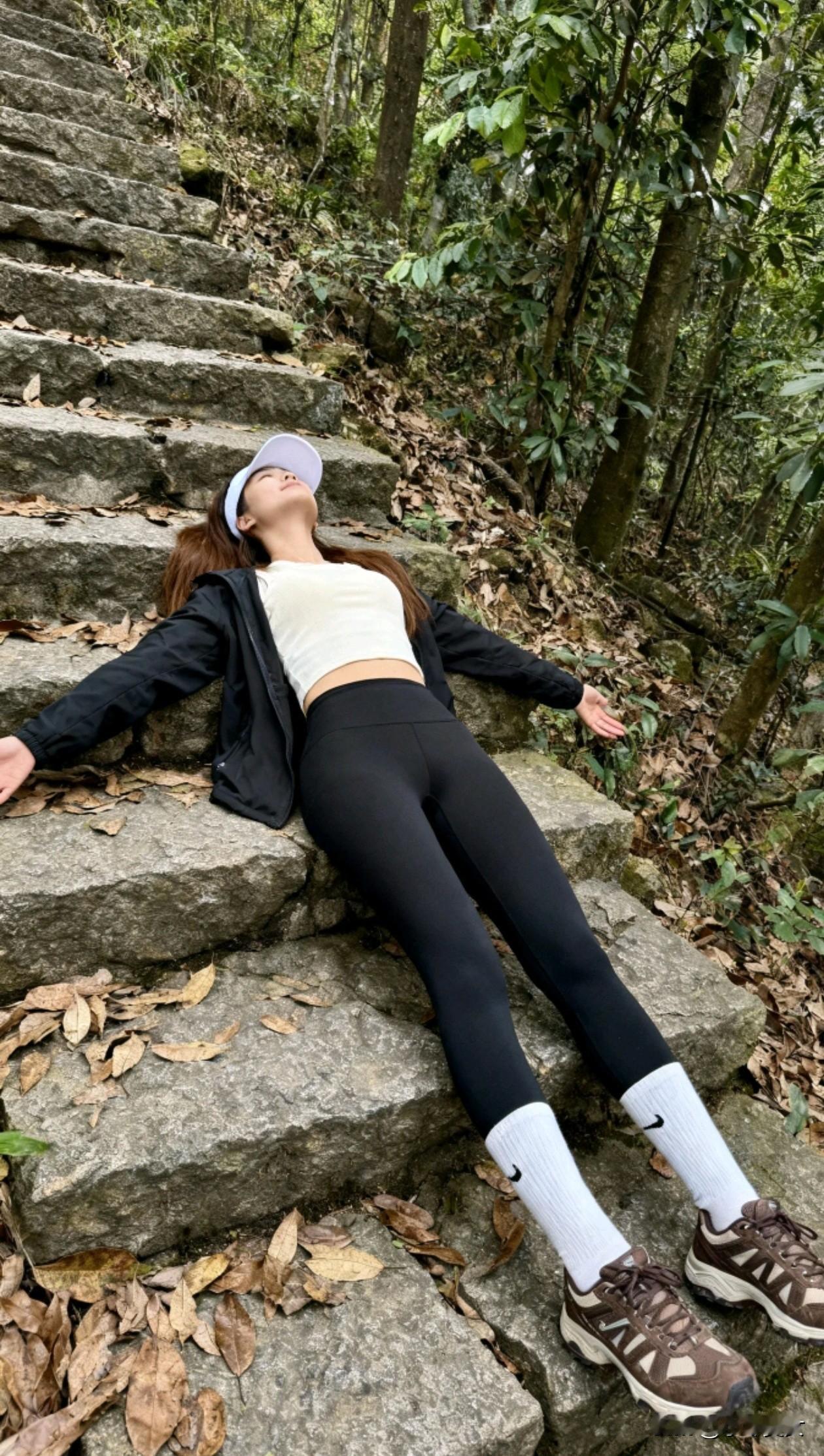 新的一天，穿上舒适的衣衫，踩过带着凉意的石阶，把山林的安静变成自己的充电站。慢下