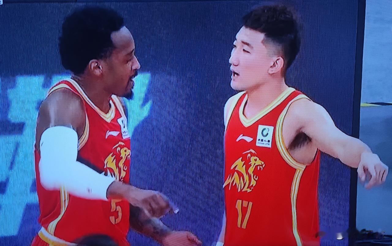 一山不容二虎，到底是该听谁的？浙江广厦就要被横扫了，两个人还在争论不休，看样子