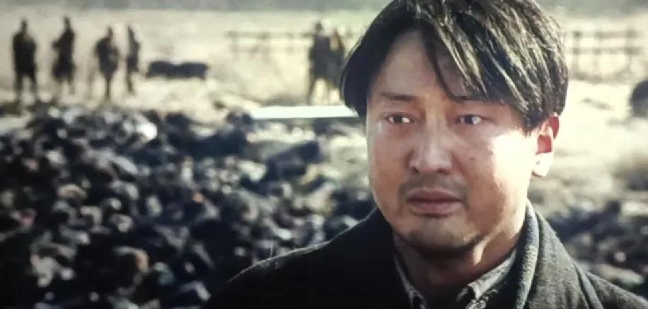 瘦三十斤，只为吃一口包子。镜头里，他抖着手把热包子塞进嘴，眼泪混着肉末往下掉