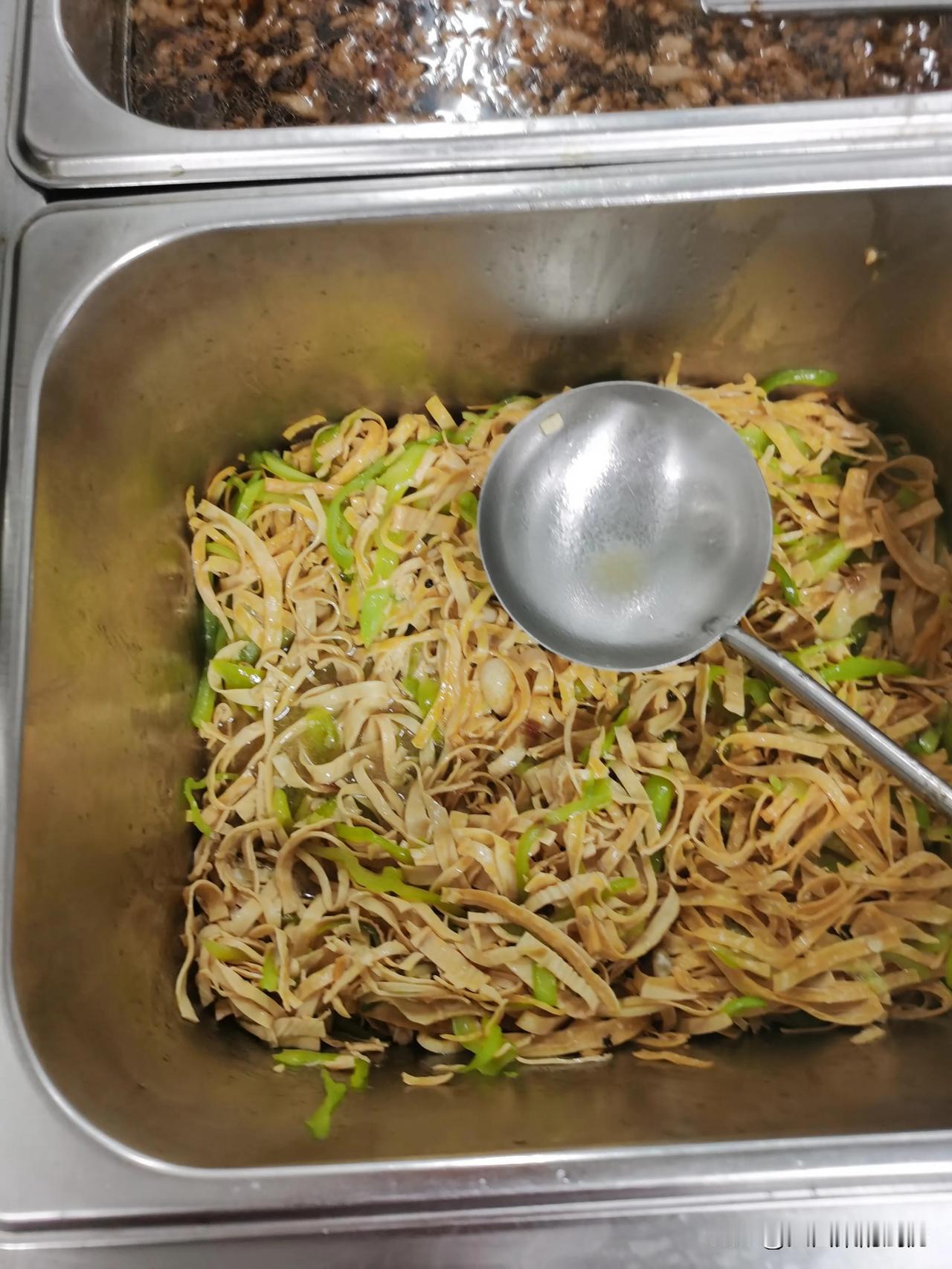 咱食堂今天早餐那叫一个丰富！有麻园、油饼、煎饺，还有蒸粉、茶叶蛋、烧卖，选择多得