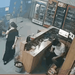 女子看到丈夫聊天，灵机一动，借助好累撒娇倒入丈夫的怀抱，趁机偷查丈夫的手机，而另