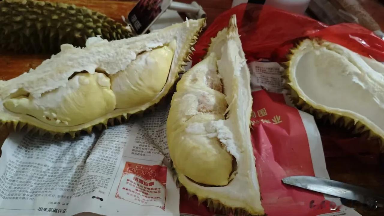 就因为我一句话很久没吃榴莲了，今晚下班回来特意去商超买个小榴莲回来。特别
