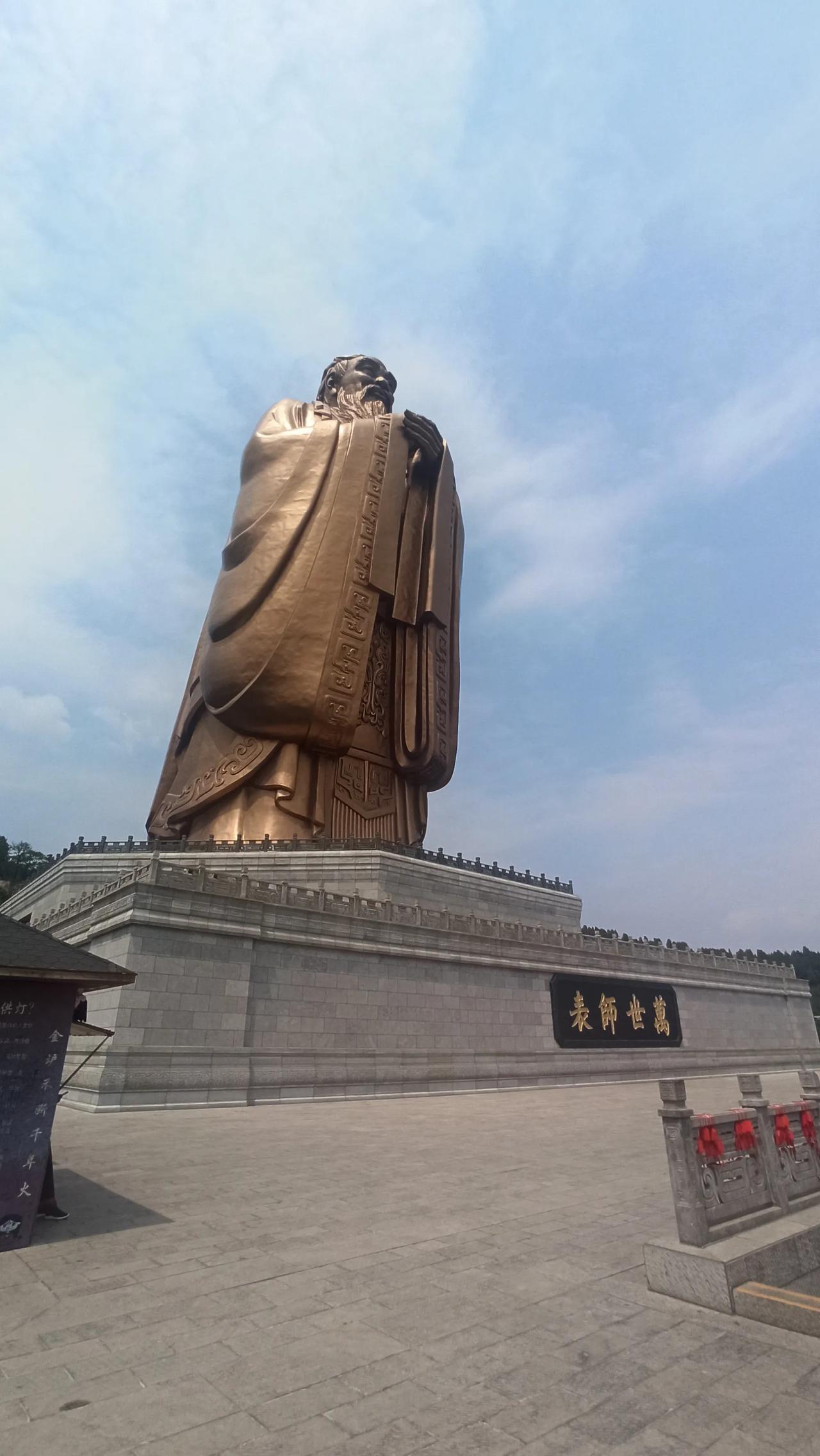 曲阜尼山圣境，其建筑面积，规模，以宏大形容不为过，立于山顶的更有孔子像，像下基坐