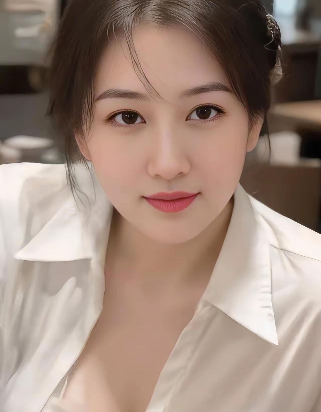 老婆的前夫昨晚去世了。今早，她说她得过去帮忙，我没同意。我说你们都离婚五年了，我
