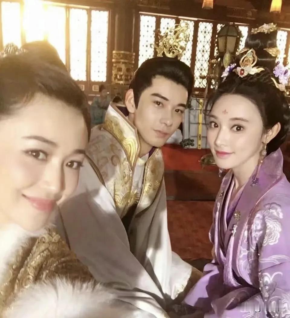 其实李承鄞从小待的环境冰冷残酷和尔虞我诈，所以当他突然知道了真相和身世。感到