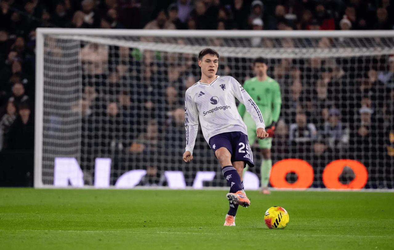 乌加特首发的9场英超，曼联1平8负。但问题不是他踢得差。而是他压根就不是滕哈