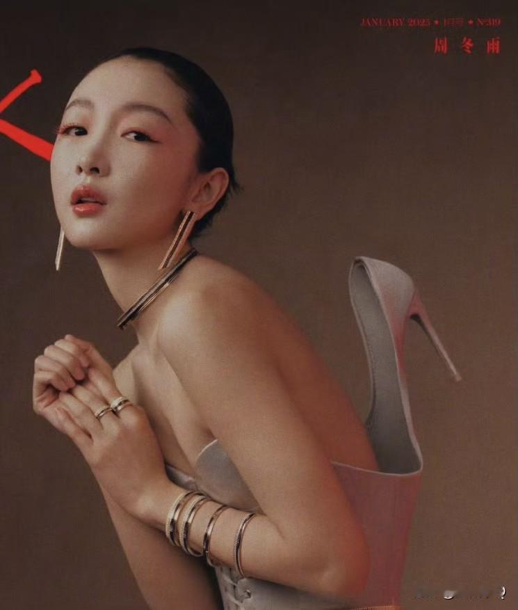 周冬雨的礼服实在是没看懂，背后为什么要搞一个高跟鞋的设计，难不成当提手用来提衣服