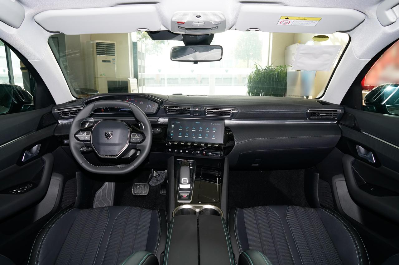 第一次坐进标致508L车内，内饰设计很有个性，方向盘小巧好开，材质做工都在线，但