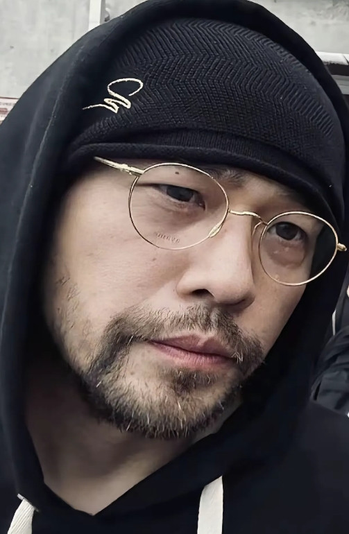 大家有没有发现，周杰伦是所有男明星里面最显老的一位，尤其是他结婚以后，真是断崖式