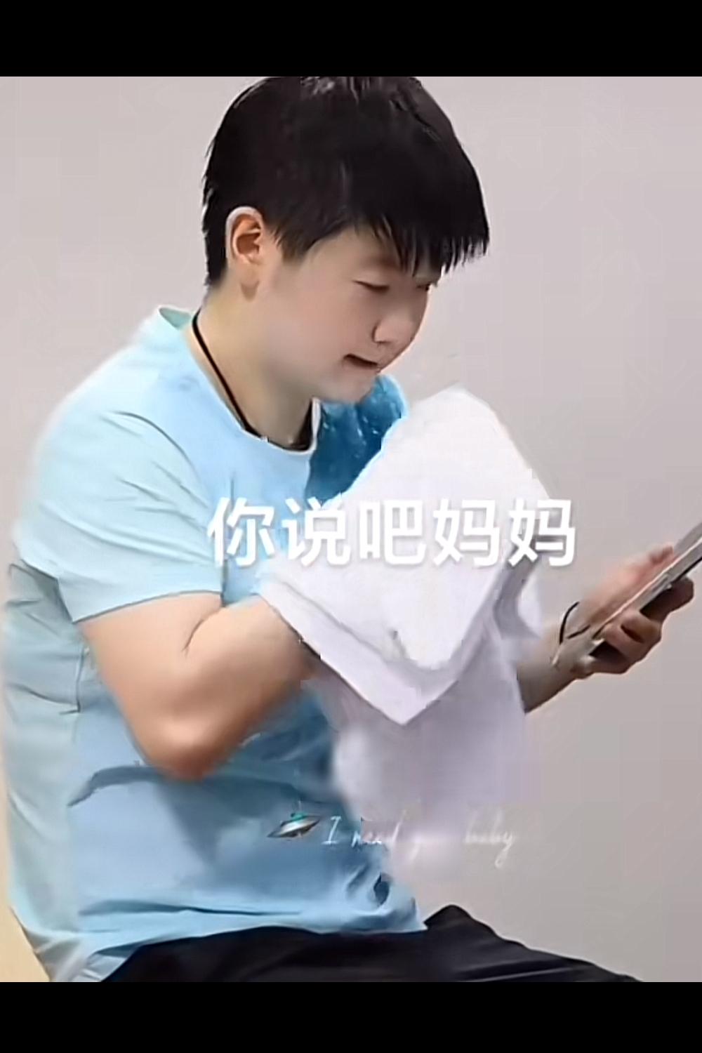 莎妈：莎莎，怎么样？莎：妈妈，我觉得很好。莎妈：最近脚踝伤怎样？莎：还行