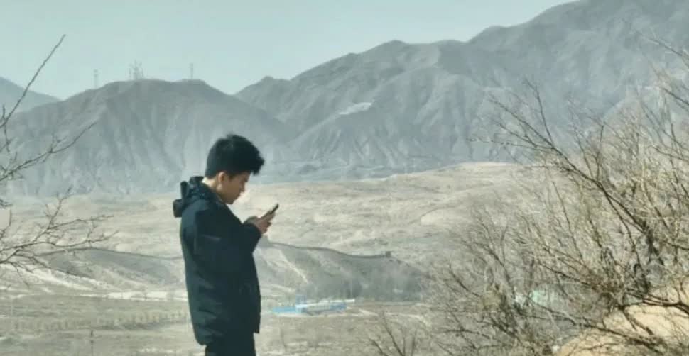 爬墙的宇辉宇辉他也是个孩子拥有一颗爱玩的童心三天不打上房揭瓦是吧