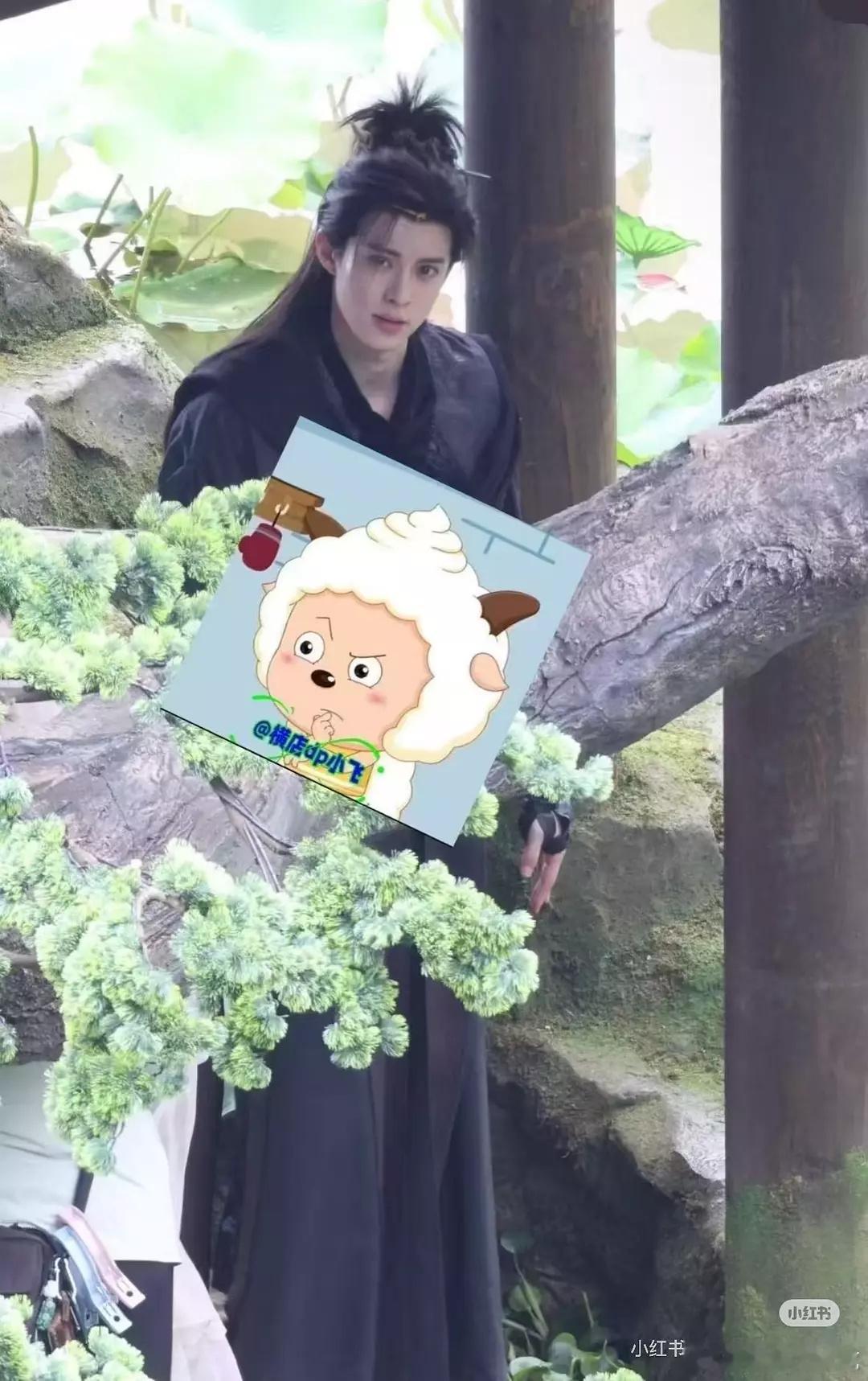 看看王鹤棣咸鱼飞升黑色高马尾代拍生图怎么样？长成这样才能演万人迷！​