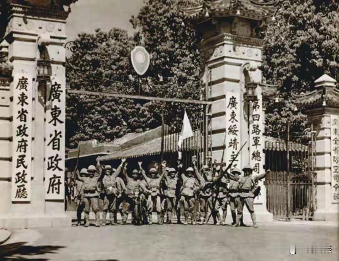 日本鬼子每攻陷一城之后，都会找到一个标志性的建筑物跟前进行狂欢庆祝，像一群饿鬼一