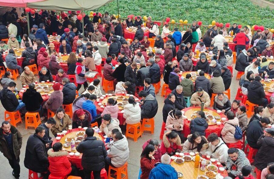 中国人对农村大席那可是爱得深沉。首先是食物原汁原味，食材都是当地自产，新鲜得很。