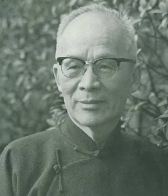 1942年春，青帮头目吴四宝被日本人毒死，他的老婆佘爱珍哭得死去活来。没想到早就