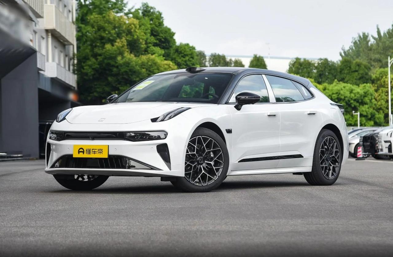 作为最早把“猎装轿跑”玩明白的国产电车，ZEEKR001颜值能打、操控在线，一