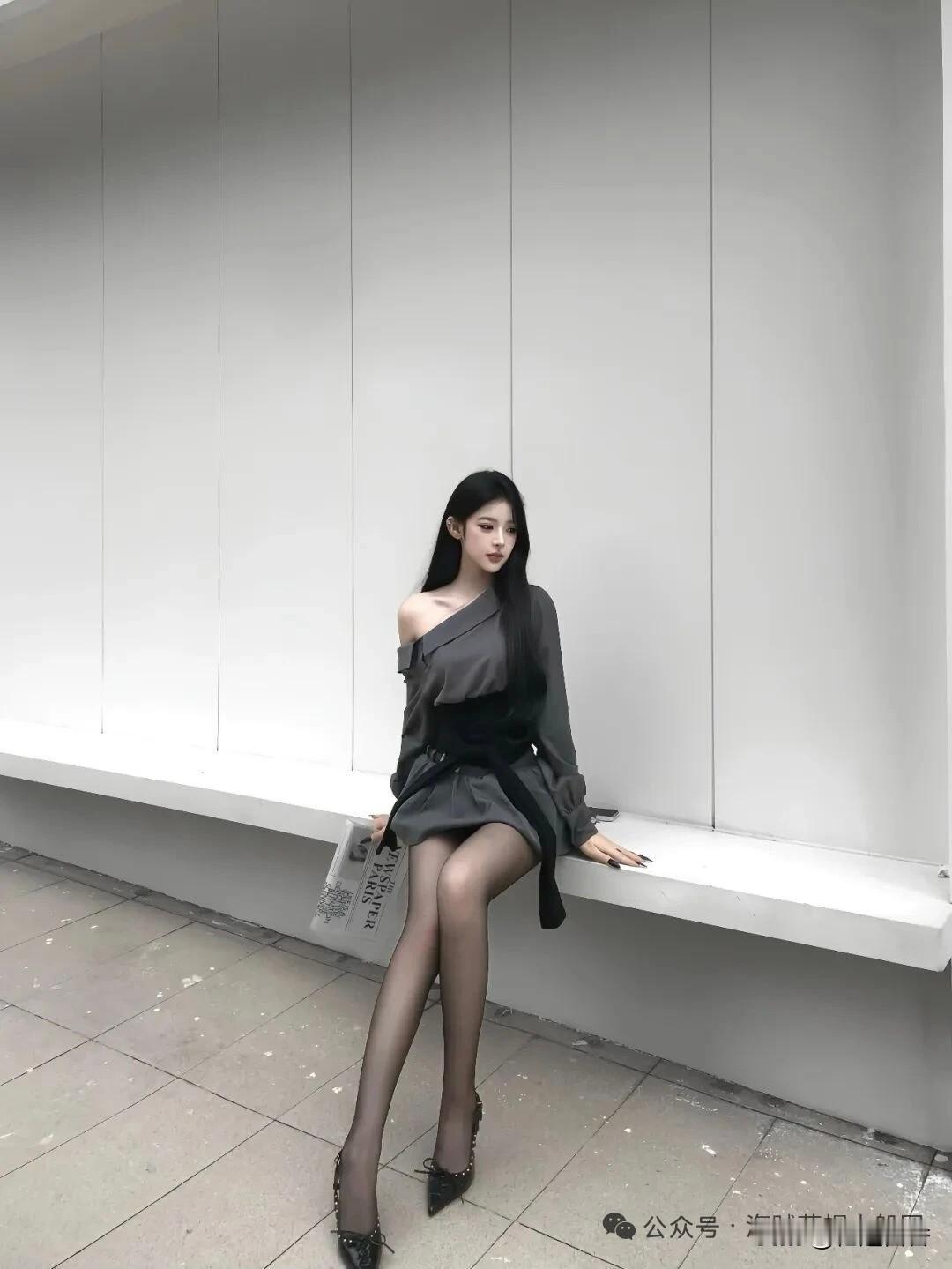 优雅黑裙，都市风范，时尚感爆棚！女性怎样穿搭更知性?