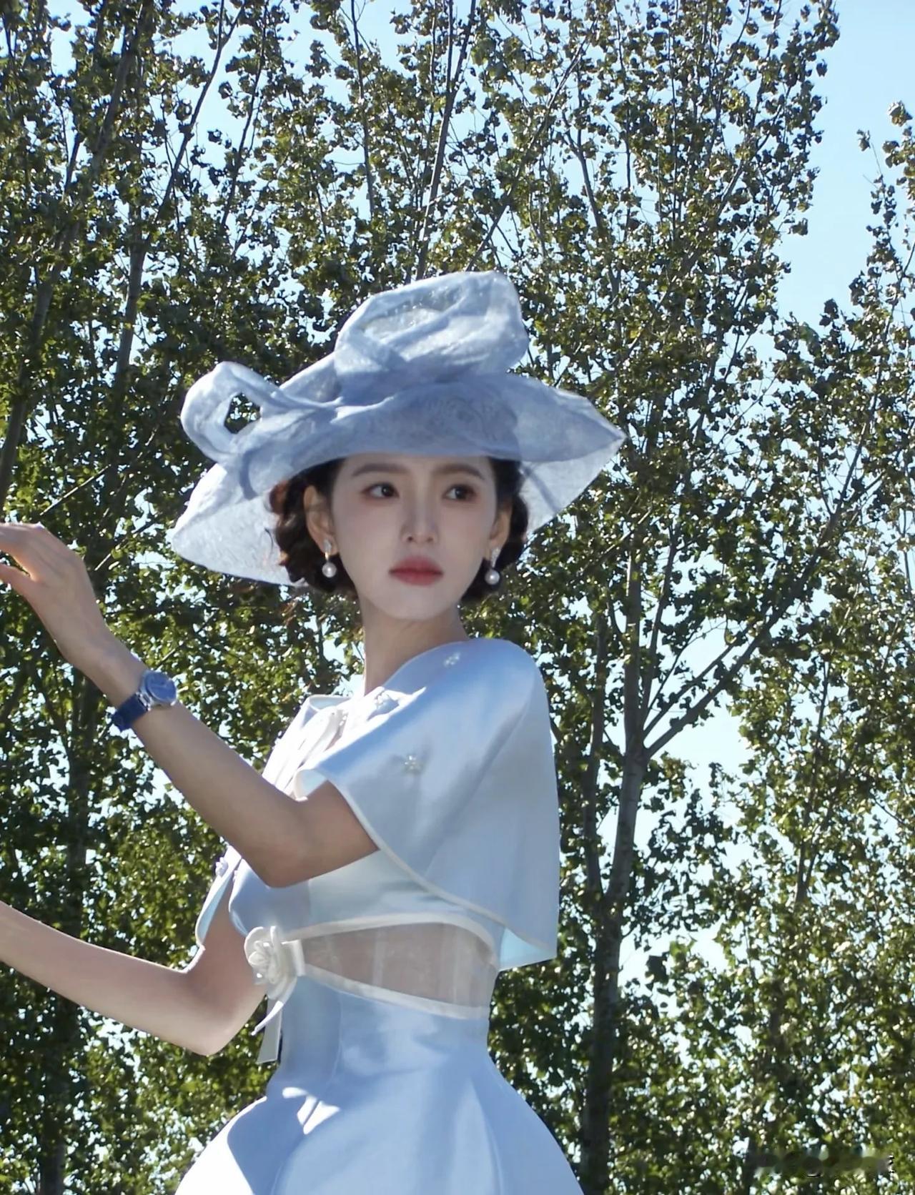 章若楠男粉多，女方也多，这说明她是一个非常有魅力的女明星，因为她颜值高，性格可爱