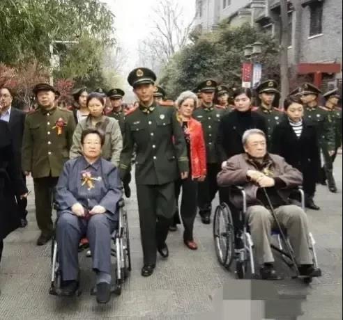 李讷与毛远新珍贵合影照2006年李讷和毛远新兄妹两人坐着轮椅出席纪念毛泽民相