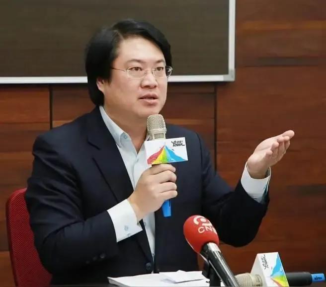 林右昌真够异想天开的，想叫卢秀燕替赖清德救灾。林右昌说，卢秀燕身为台中市长手上其