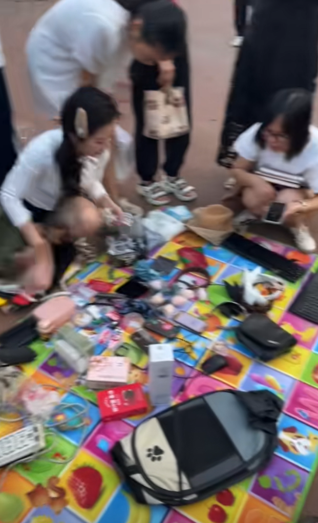 来大学跳蚤市场买点东西