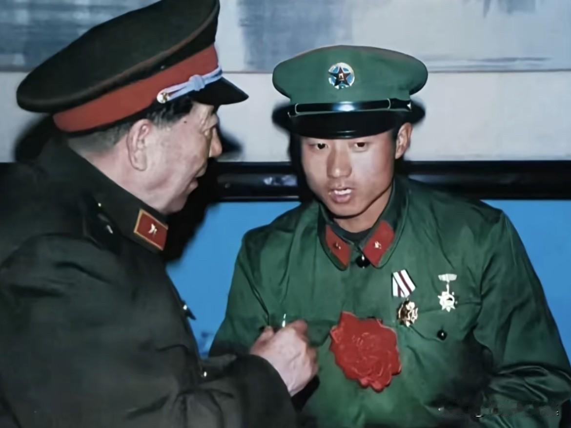 上世纪八十年代，国防部部长秦基伟与老山侦察英雄张永寿亲切交谈。张永寿同志于198