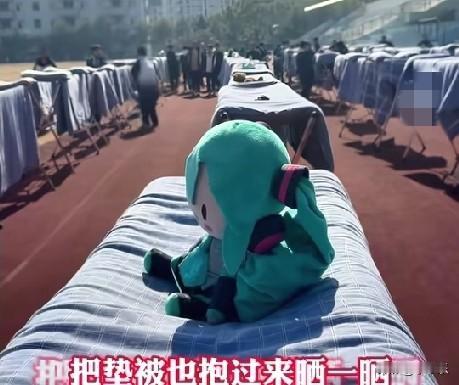 12月15日，浙江衢州一所高中的操场上晒满了被子，一天晒了近300床棉被，因为这