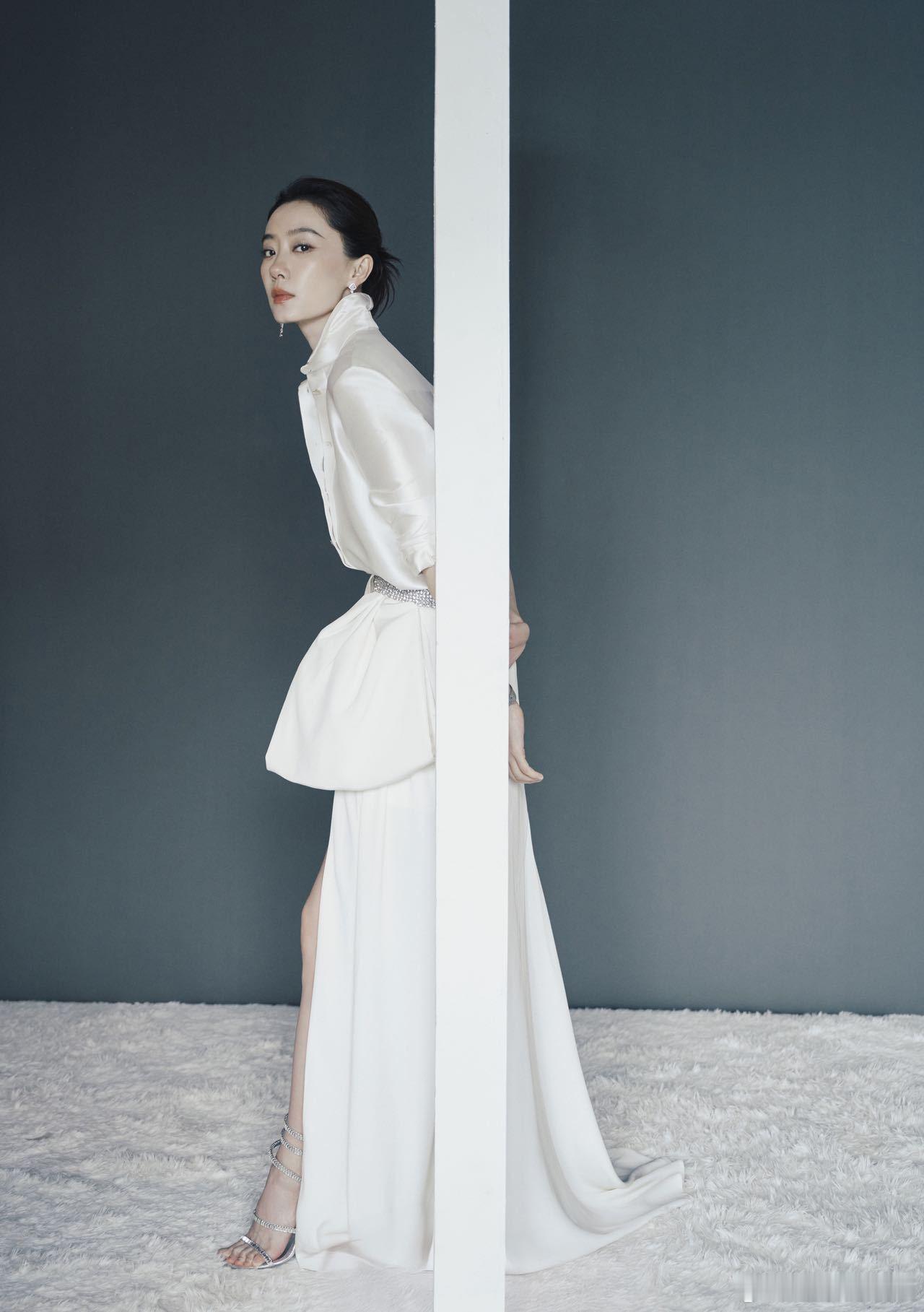 张小斐白裙主人级别没有夸张装饰，仅凭一条简约白裙，张小斐就穿出了顶级气场，身形