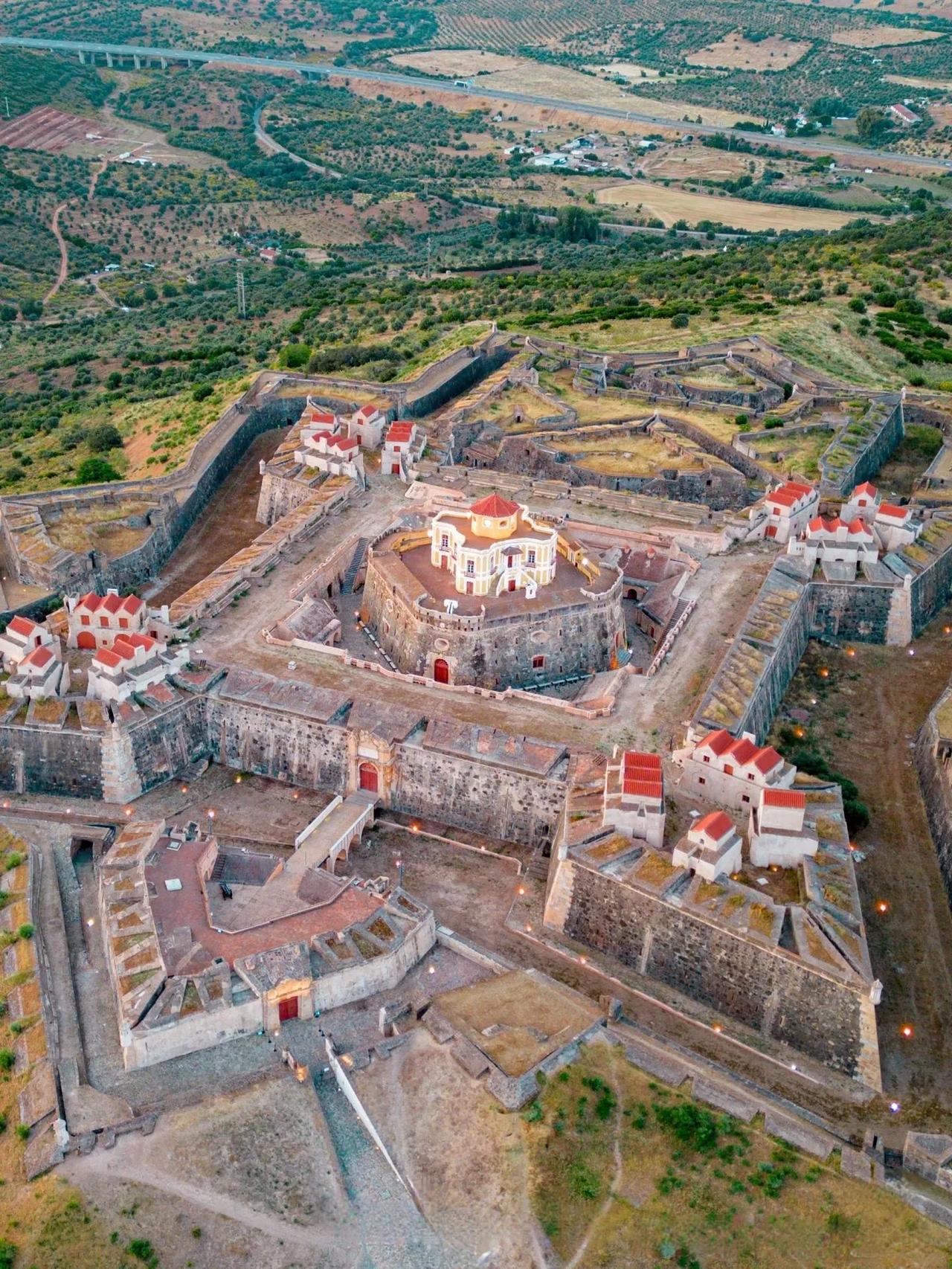 这种棱堡虽然有防守角度多，火力容易集中的优点，但放到中国古代基本没有市场，原因有