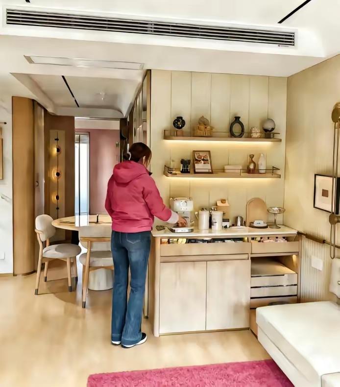 果不其然。国家卫健委突然宣布了，面向65岁及以上老年人的年度免费健康体检继续在