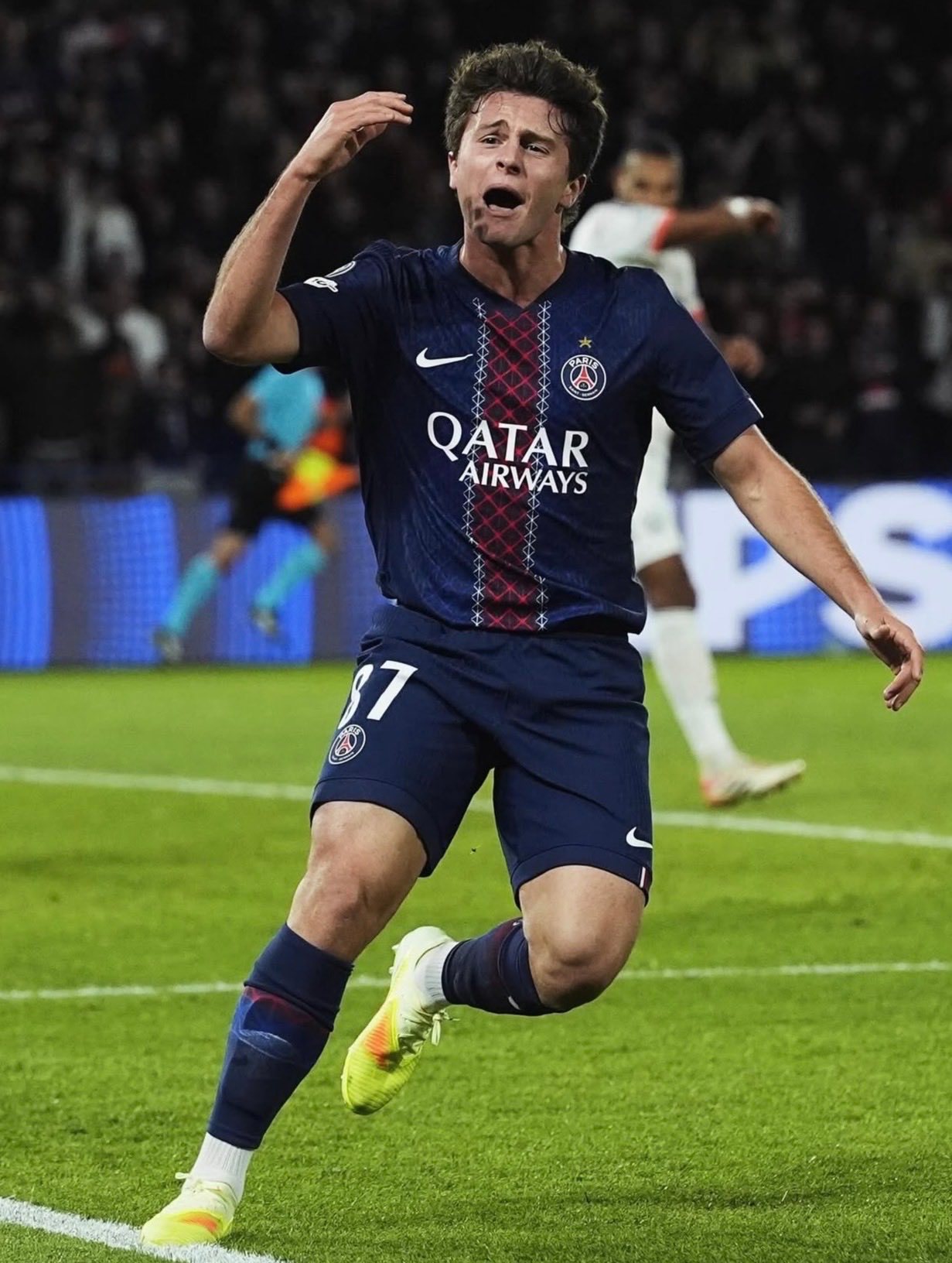 迪亚斯双响+染红诺伊尔屡献神扑，十人拜仁客场2-1力克巴黎