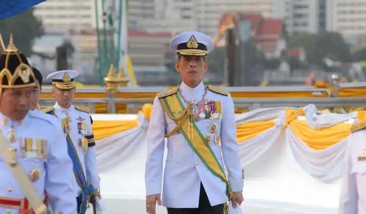 泰国军方为什么总是发动政变推翻政府，直接推翻泰国王室岂不更加美哉？有什么深层次原