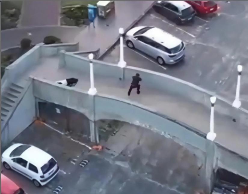 澳大利亚枪手犯了兵家大忌，选择在桥上居高临下射击，必死无疑。当年马谡就是这样死的