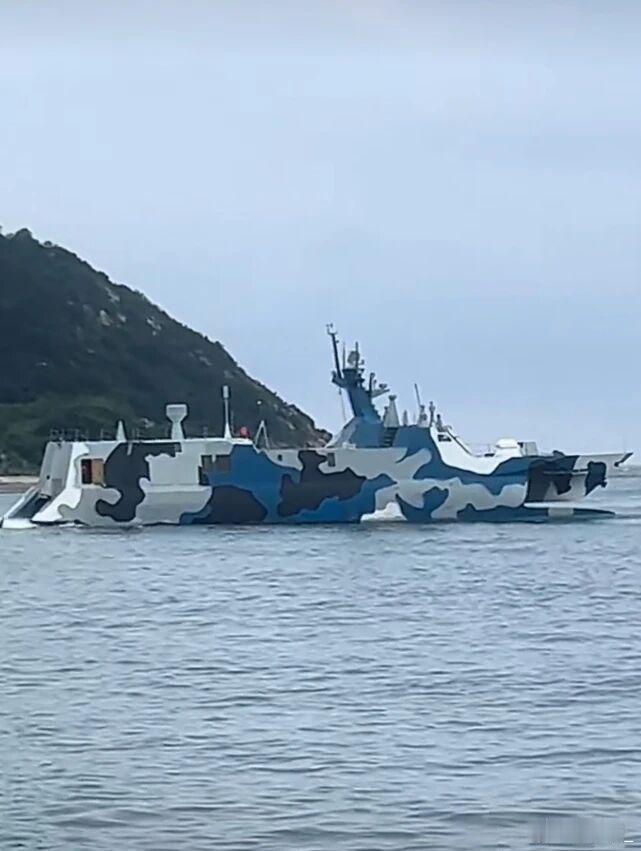 22导弹艇改装后航行画面曝光，拆除导弹发射筒，这是要巡航南海岛礁了？其实早在