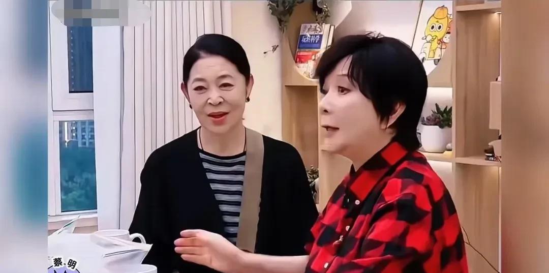 蔡明说：倪萍是个急脾气。她很爱催人，逮谁催谁。管她认识和不认识都催。蔡明和倪萍