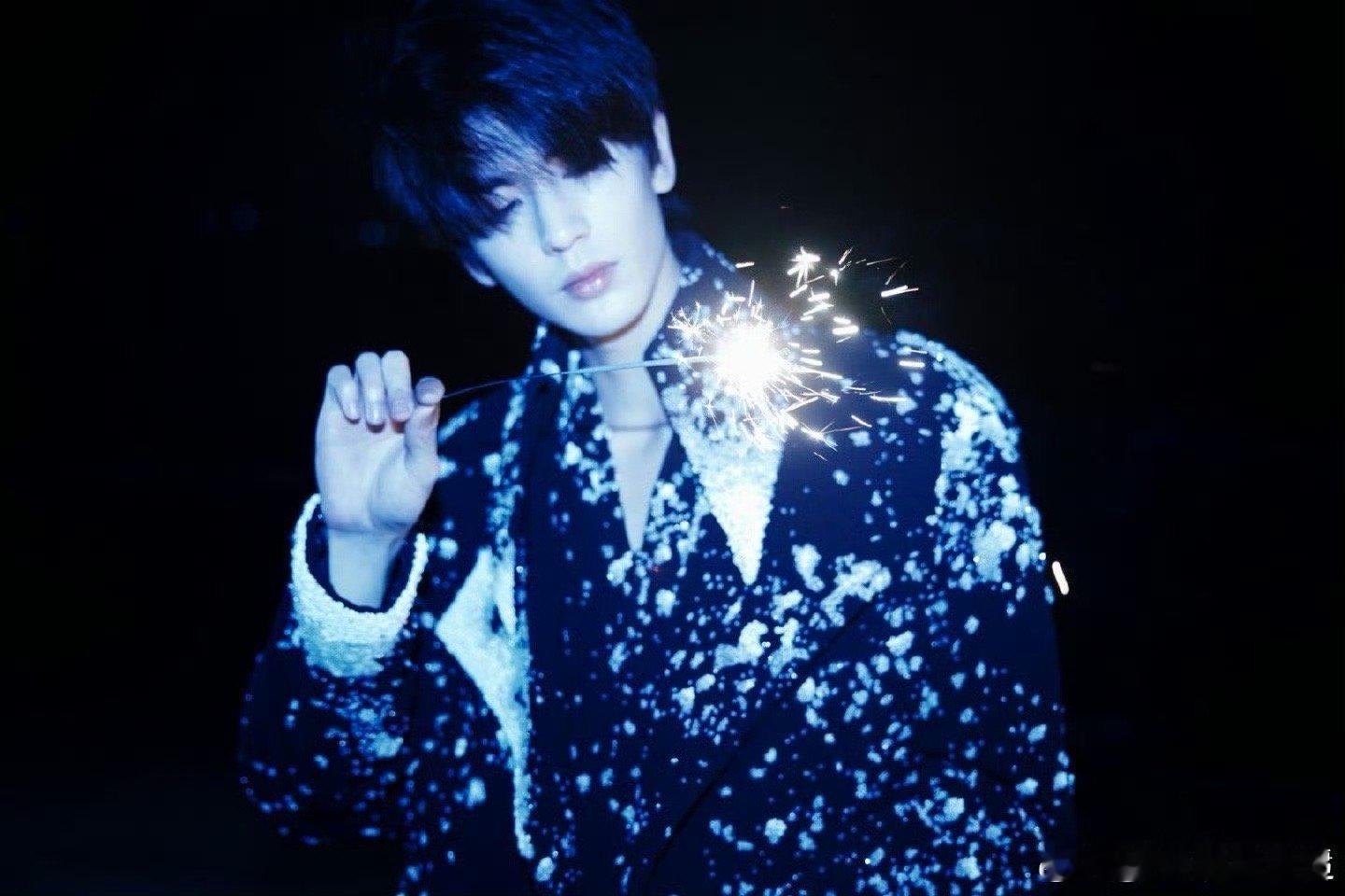 张凌赫红毯亮相他的红毯造型总是能平衡优雅与个性,剪裁合体的服装衬得气质更出众,