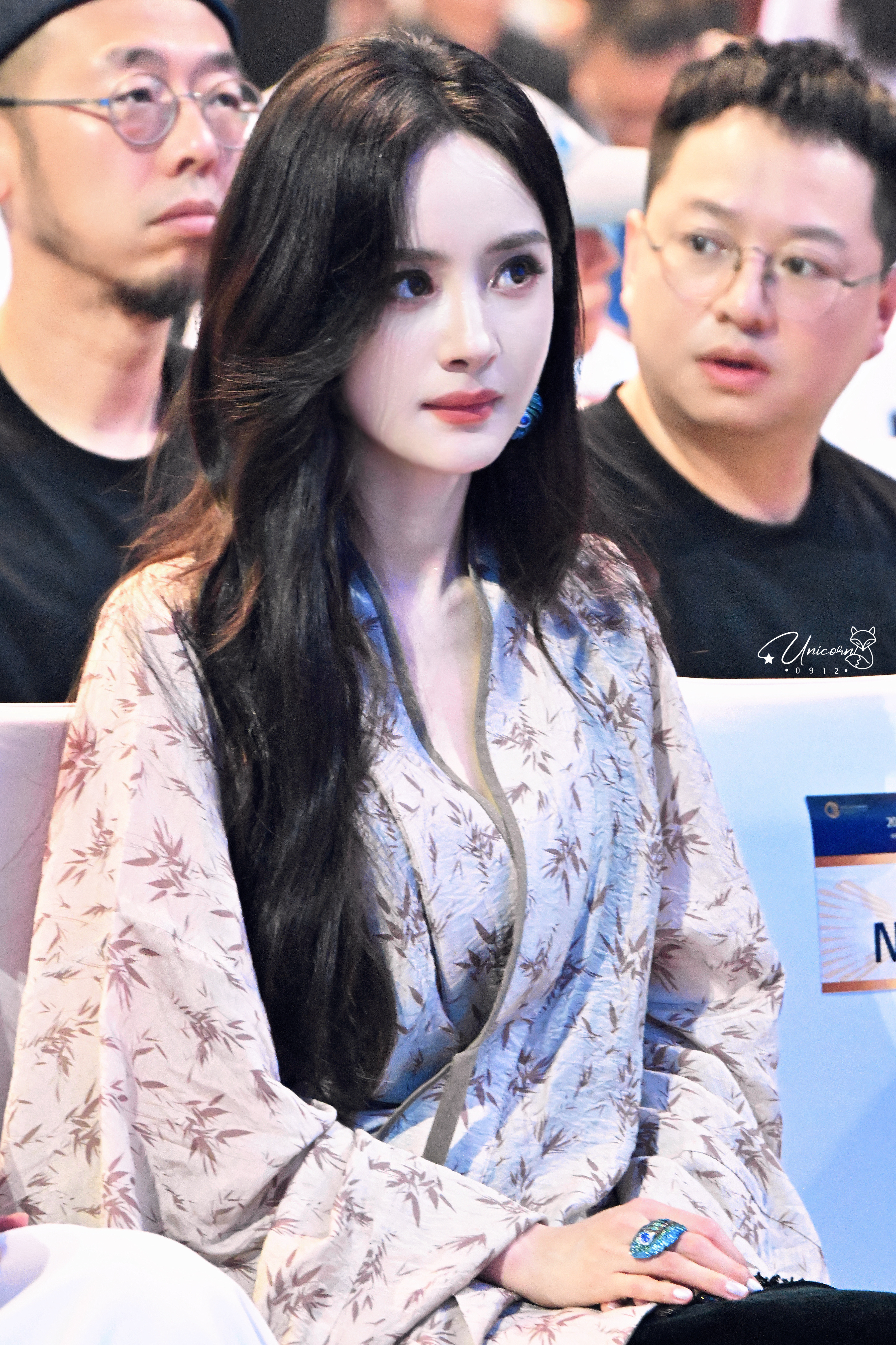 杨幂踩到裙子摔倒新中式就得是杨幂穿，真的是穿出了非常贵气的感觉​​​