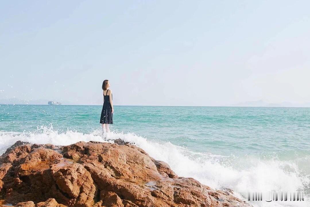 撒切尔夫人说过：“女人一生所犯的最大错误，就是忘记了自己是女人。”女人最厉害的武