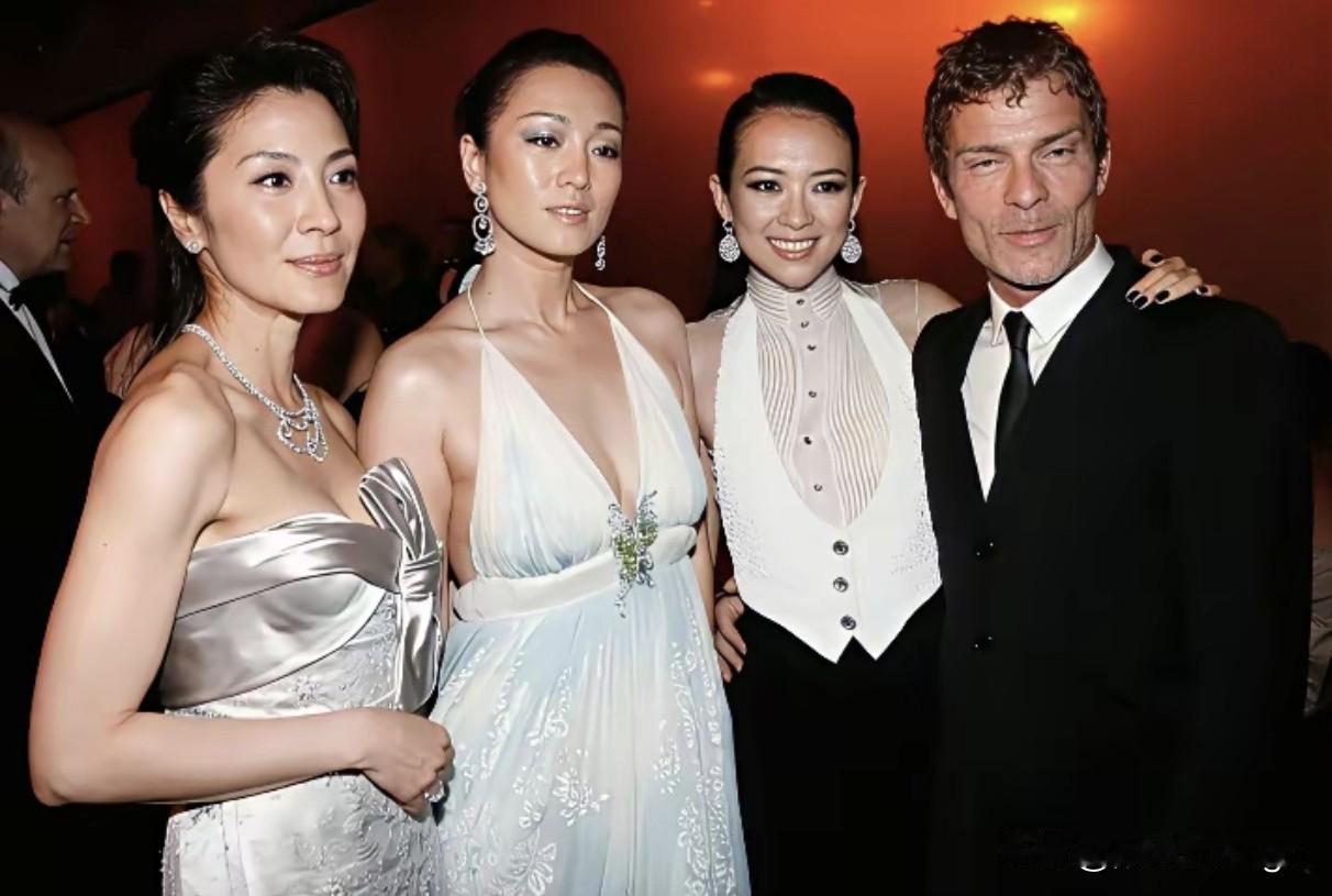 这张老照片里，杨紫琼、巩俐、章子怡和她的男朋友一同出镜，那场面简直星光熠熠！